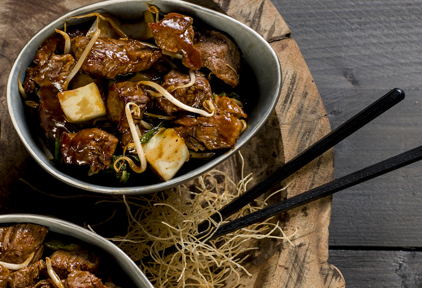 Wokrecept met kippendijen, champignons, taugé, uien, SMAAKgeheimen Kempische Kruidenmix en Oosterse Dressing.