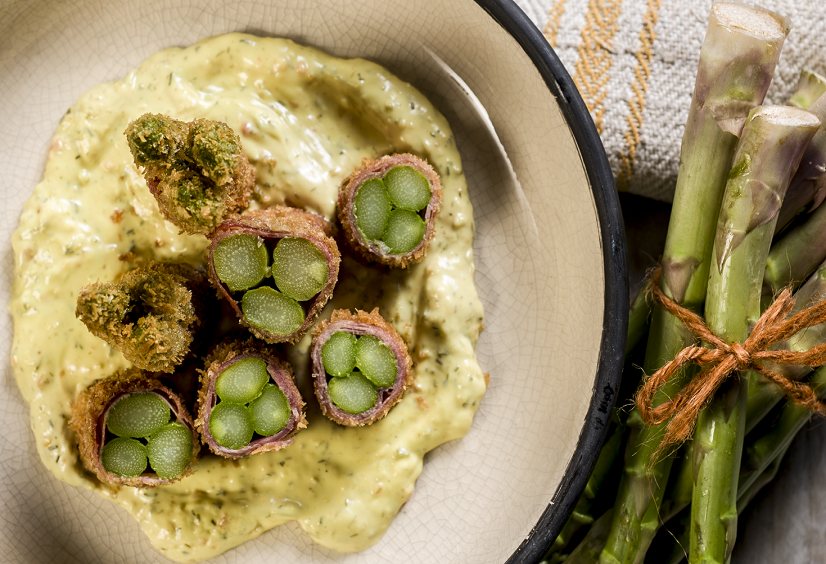 Boomstammetjes van asperge en parmaham met de SMAAKgeheimen Kempische Kruidenmix en een dip van SMAAKgeheimen chipdip kruiden.