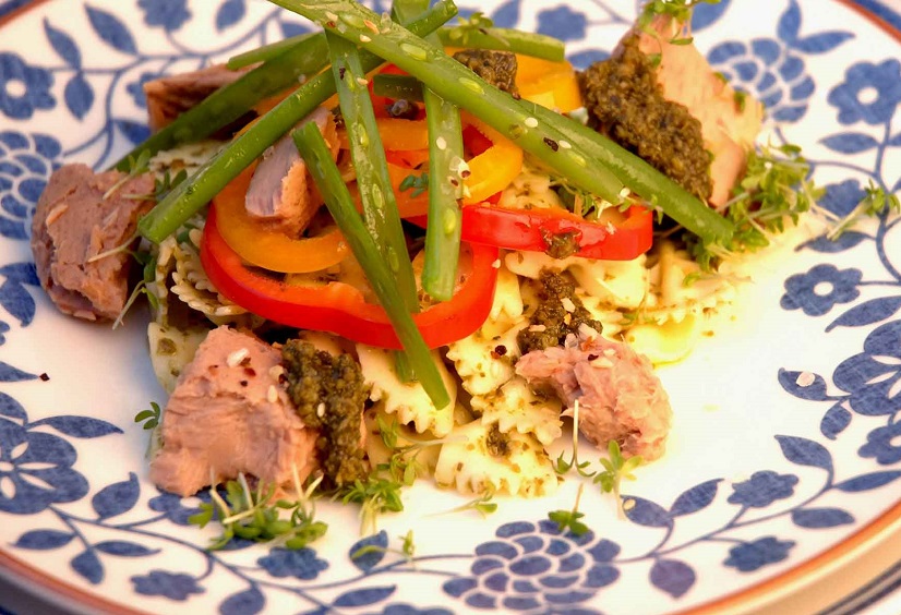 Rijk gevulde pastasalade met tonijn, haricots verts, paprika en SMAAKgeheimen groene pesto.